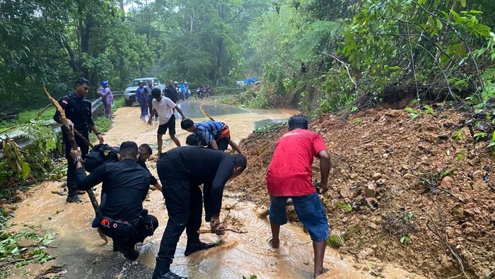 Personel Kompi 3 Yon C Pelopor Brimob saat mengevakuasi material longsong dan pohon tumbang di kawasan hutan lindung Manupeu Tanadaru, Kabupaten Sumba Tengah, NTT. (Dok. Polres Sumba Barat)