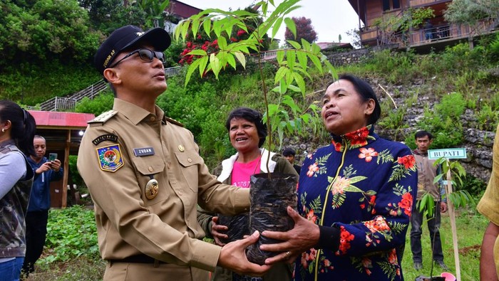 Pj Gubernur Sulsel Prof Zudan Arif Fakrulloh menyalurkan bibit pohon hortikultura.