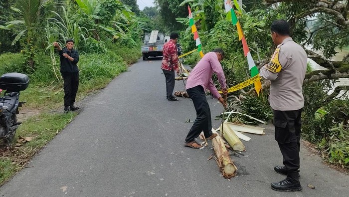 Polisi mengecek dua titik longsor yang mengakibatkan jalan ambles di Ogan Ilir