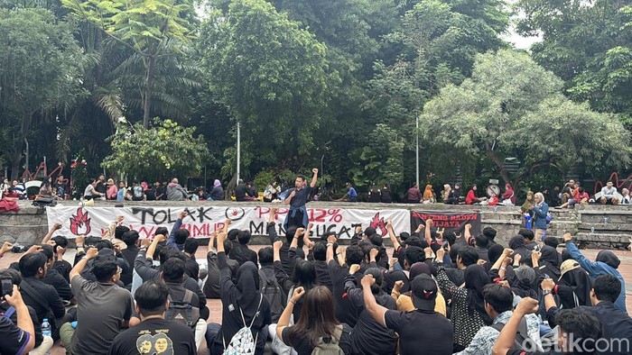 Ratusan Massa dari Masyarakat Jawa Timur Tolak PPN 12% di Taman Bungkul