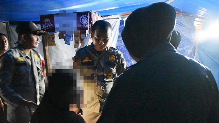 Razia Satpol PP Surabaya di warung remang-reman di kawasan Suramadu