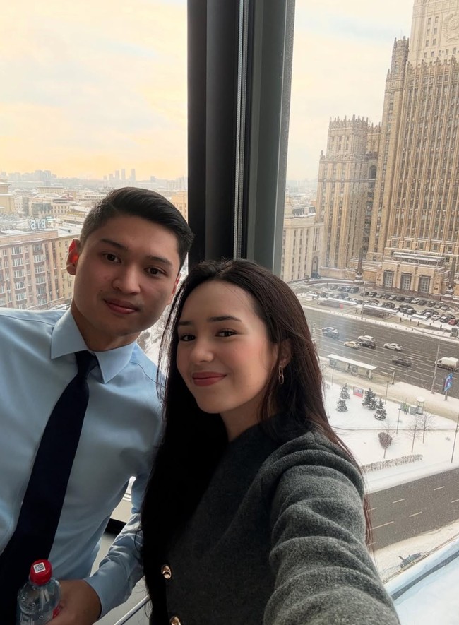 Di tengah kesibukannya seebagai seorang artis, Beby tetap memenuhi tugasnya untuk mendampingi dan memberi semangat kepada suaminya. Perjalanan dinas itu pun tampaknya sekaligus menjadi momen liburan untuk Rizki dan Beby. Foto: Instagram/@riznatakusumah/@bebytsabina