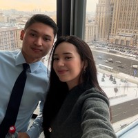 Di tengah kesibukannya seebagai seorang artis, Beby tetap memenuhi tugasnya untuk mendampingi dan memberi semangat kepada suaminya. Perjalanan dinas itu pun tampaknya sekaligus menjadi momen liburan untuk Rizki dan Beby. Foto: Instagram/@riznatakusumah/@bebytsabina