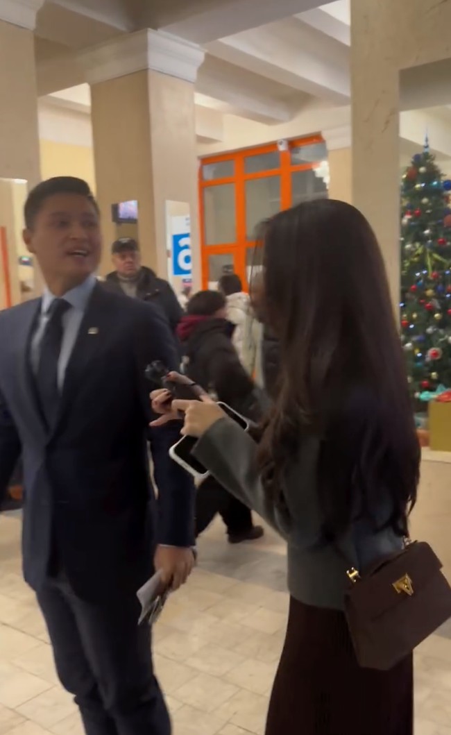 Beby dengan setia tampak mengikuti suaminya yang sedang bekerja dan bertemu para pejabat. Seperti diketahui pria kelahiran 1994 itu menjabat sebagai ketua DPR RI serta Ketua Badan Urusan Rumah Tangga (BURT) DPR RI. Foto: Instagram/@riznatakusumah/@bebytsabina