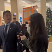 Beby dengan setia tampak mengikuti suaminya yang sedang bekerja dan bertemu para pejabat. Seperti diketahui pria kelahiran 1994 itu menjabat sebagai ketua DPR RI serta Ketua Badan Urusan Rumah Tangga (BURT) DPR RI. Foto: Instagram/@riznatakusumah/@bebytsabina