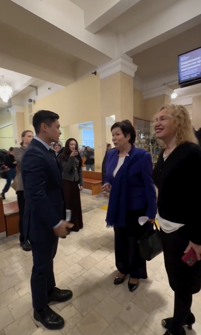 Beby juga terlihat sibuk mendokumentasikan kegiatan suaminya tersebut. Hal itu menunjukkan dukungan Beby terhadap karier suaminya. Foto: Instagram/@riznatakusumah/@bebytsabina