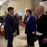 Beby juga terlihat sibuk mendokumentasikan kegiatan suaminya tersebut. Hal itu menunjukkan dukungan Beby terhadap karier suaminya. Foto: Instagram/@riznatakusumah/@bebytsabina