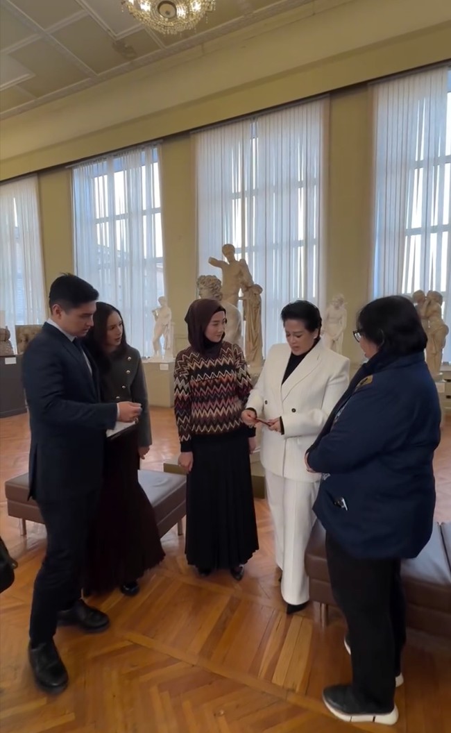 Penampilan Beby juga tak kalah mencuri atensi. Bergaya simpel namun tetap rapi dengan atasan lengan panjang abu-abu dan rok coklat panjang, tak sedikit yang memuji kecantikannya. Foto: Instagram/@riznatakusumah/@bebytsabina