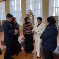 Penampilan Beby juga tak kalah mencuri atensi. Bergaya simpel namun tetap rapi dengan atasan lengan panjang abu-abu dan rok coklat panjang, tak sedikit yang memuji kecantikannya. Foto: Instagram/@riznatakusumah/@bebytsabina