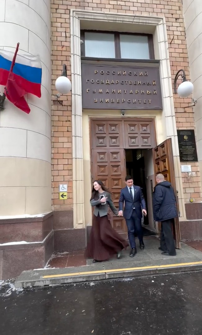 Pasangan yang menikah pada 23 Juni 2024 itu juga tampak memamerkan kemesraan mereka. Berjalan berdua keluar dari gedung, Rizki dan Beby terlihat romantis bergandengan tangan. Foto: Instagram/@riznatakusumah/@bebytsabina