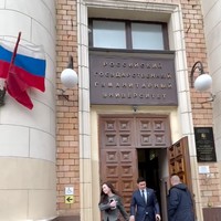 Pasangan yang menikah pada 23 Juni 2024 itu juga tampak memamerkan kemesraan mereka. Berjalan berdua keluar dari gedung, Rizki dan Beby terlihat romantis bergandengan tangan. Foto: Instagram/@riznatakusumah/@bebytsabina