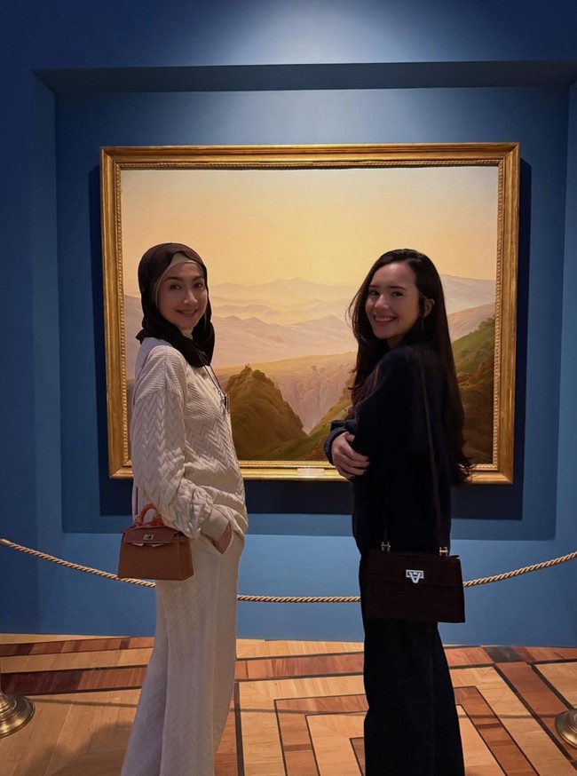 Beby juga sempat berpose bersama Desy Ratnasari yang juga ikut terbang ke Rusia. Sama-sama memamerkan senyum ke arah kamera, keduanya terlihat cantik. Foto: Instagram/@riznatakusumah/@bebytsabina