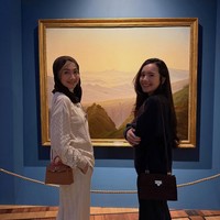 Beby juga sempat berpose bersama Desy Ratnasari yang juga ikut terbang ke Rusia. Sama-sama memamerkan senyum ke arah kamera, keduanya terlihat cantik. Foto: Instagram/@riznatakusumah/@bebytsabina