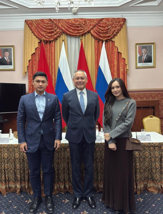 Artis cantik Beby Tsabina beberapa waktu lalu bertolak ke Rusia untuk mendampingi suaminya melakukan perjalanan dinas. Dari keterangan unggahannya diketahui jika Rizki menghadiri perayaan 75 tahun hubungan diplomatik Indonesia dan Rusia. Foto: Instagram/@riznatakusumah/@bebytsabina