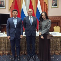 Artis cantik Beby Tsabina beberapa waktu lalu bertolak ke Rusia untuk mendampingi suaminya melakukan perjalanan dinas. Dari keterangan unggahannya diketahui jika Rizki menghadiri perayaan 75 tahun hubungan diplomatik Indonesia dan Rusia. Foto: Instagram/@riznatakusumah/@bebytsabina