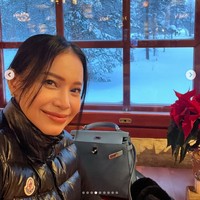 Pada foto lainnya Rossa memperlihatkan momen dirinya berpose dengan latar belakang salju. Tas Hermes Kelly warna biru tampak dibawa Rossa saat liburan ke Finlandia. Foto: Dok. Instagram Rossa