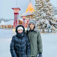 Melalui unggahan di Instagram, Rossa memperlihatkan momen liburannya bersama Rizky di Finlandia. Keduanya memakai jaket tebal dan berpose di tengah salju. Foto: Dok. Instagram Rossa