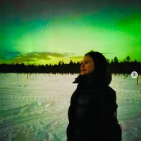 Jaket tebal jadi pilihan Rossa saat berpose dengan latar belakang aurora borealis di kawasan Rovaniemi, Finlandia yang suhunya bisa mencapai minus. Foto: Dok. Instagram Rossa