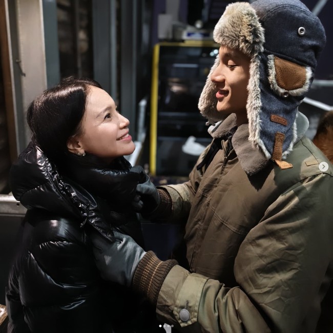 Rossa dan putranya Rizky Langit Ramadhan liburan ke beberapa negara Eropa yaitu Norwegia, Finlandia, Islandia dan London. Foto: Dok. Instagram Rossa