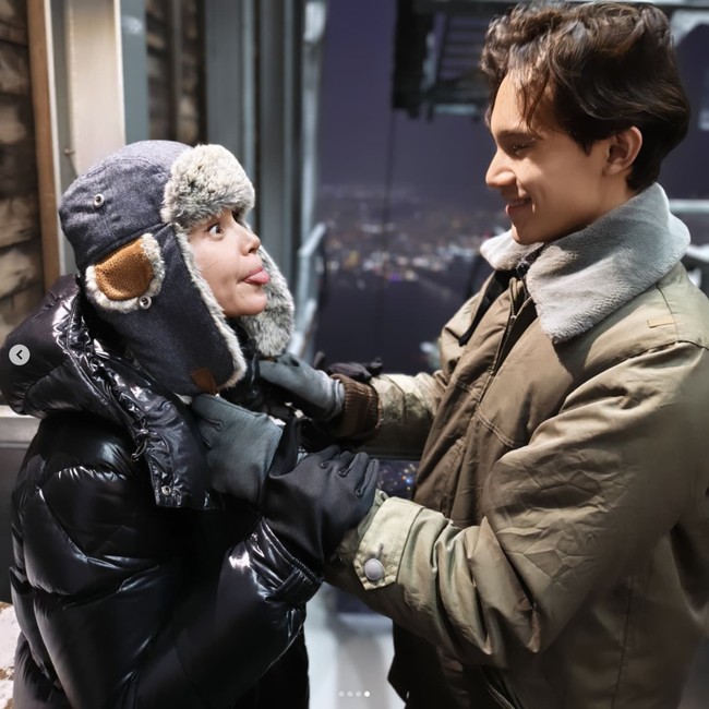 Rossa dan putranya Rizky yang berusia 18 tahun, tampil mesra saat berpose di Tromso, Norwegia. Keromantisan mereka ramai dikomentari netizen. “Duuuuh tatapan Emak Anak ngalahin romantisnya pasangan Drakor,” tulis netizen. “jadi pengen nyanyi “kita bikin romatiiisssssss” “bikin paling romantis,” tulis netizen lainnya. Foto: Dok. Instagram Rossa