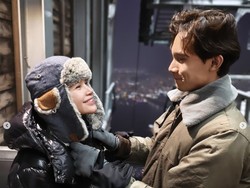 7 Gaya Rossa Lihat Aurora, Liburan Terakhir Bareng Putranya Sebelum Kuliah