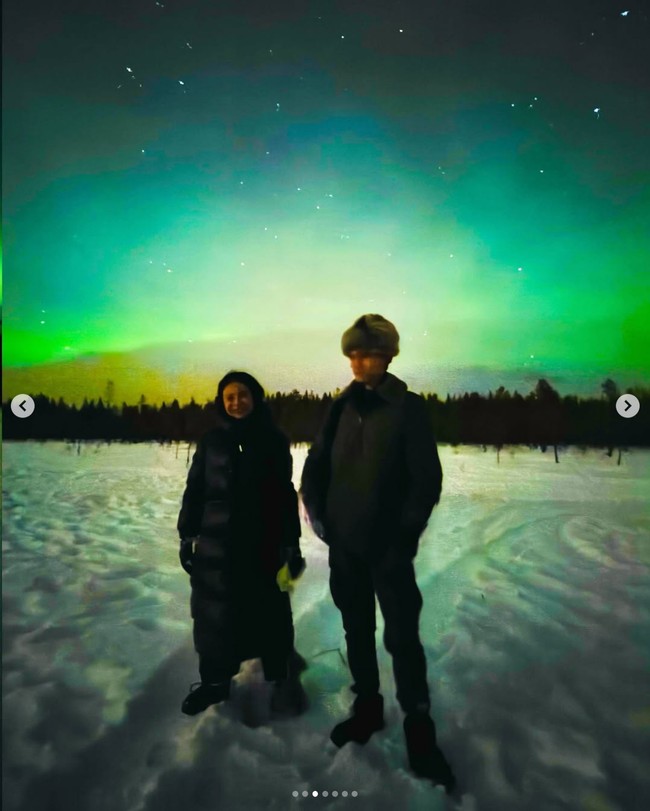 Rossa begitu bahagia bisa melihat aurora borealis saat liburan bersama Rizky. Menurutnya liburan kali ini akan jadi kenangan terakhir bersama Rizky yang duduk di bangku kelas 3 SMA. “Jadi rasanya, abis ini dia akan semakin dewasa dan pasti bakal “beda” vibe nya hehe,” kata pelantun Nada-nada Cinta itu. Foto: Dok. Instagram Rossa