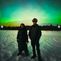 Rossa begitu bahagia bisa melihat aurora borealis saat liburan bersama Rizky. Menurutnya liburan kali ini akan jadi kenangan terakhir bersama Rizky yang duduk di bangku kelas 3 SMA. “Jadi rasanya, abis ini dia akan semakin dewasa dan pasti bakal “beda” vibe nya hehe,” kata pelantun Nada-nada Cinta itu. Foto: Dok. Instagram Rossa