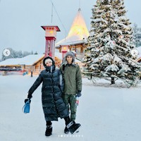 “Pertama kali selama lebih dari 2 dekade nyanyi, aku gak ambil kerjaan tahun baru. Tahun ini, aku sengaja cuti untuk holiday sama Rizky. Ini adalah holiday terakhir Rizky ketika masih SMA sebelum kuliah,” tulis Rossa dalam unggahan di Instagram. Foto: Dok. Instagram Rossa