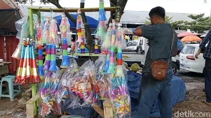 Salah satu pedang terompet mainan di Palembang yang alami peningkatan penjualan