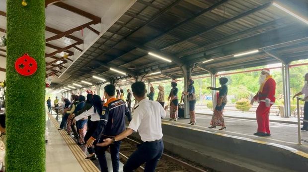 Seru! Pegawai PT KAI Jember Flashmob Dance Lagu 'APT' di Stasiun