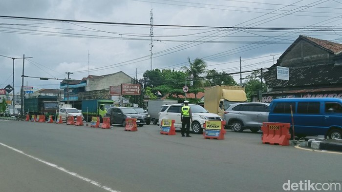 Simpang empat stasiun Prambanan di Jalan Jogja-Solo ditutup, Minggu (29/12/2024).