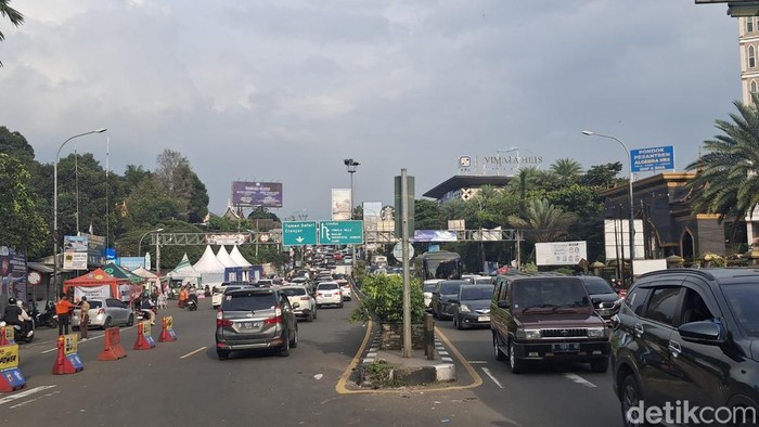 Sistem satu arah atau one way arah Jakarta yang diterapkan sejak Minggu siang (29/12/2024) tadi di Jl Raya Puncak, Bogor, Jawa Barat telah berakhir. (M Sholihin/detikcom)