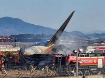 Video: Momen Pemadaman Api Pesawat yang Tabrak Tembok di Bandara Korsel