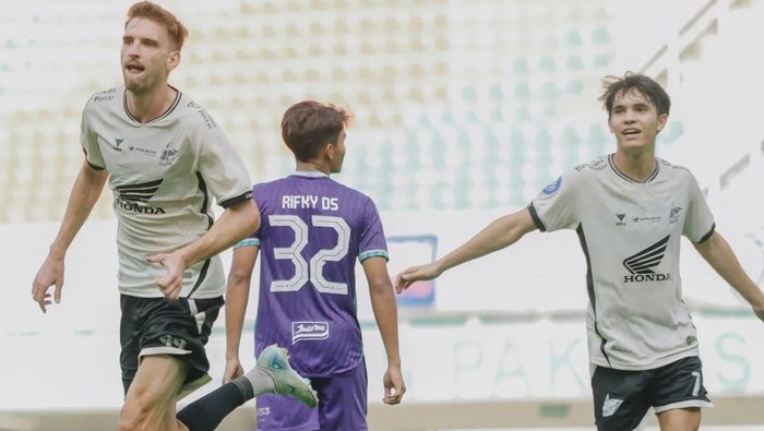 Striker PSM Makassar Nermin Haljeta mencetak gol ke gawang Persita Tangerang dalam laga Liga 1 2024/2025 di Stadion Pakansari.