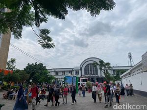 Liburan Tahun Baru, Warga Tasikmalaya Boyong Keluarga Besar ke Kota Tua