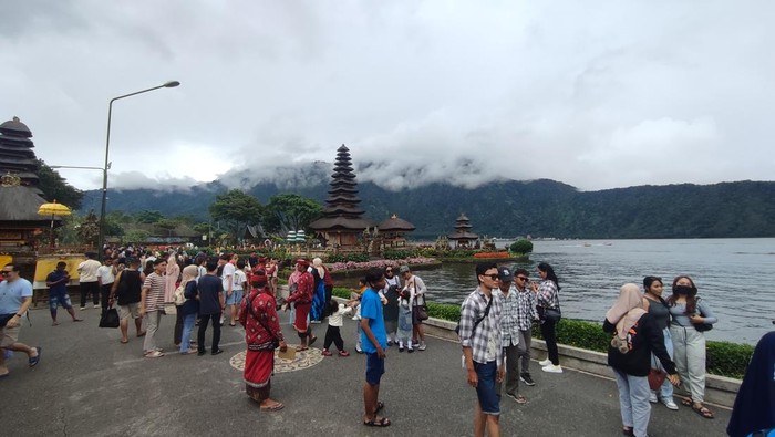 Suasana kunjungan wisatawan di DTW Ulun Danu Beratan, Desa Candikuning, Kecamatan Baturiti, Tabanan, Minggu (29/12/2024). (Firizqi Irwan/detikBali)