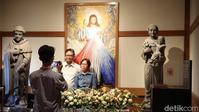 Wisatawan Umat Kristen mengunjungi Taman Doa Our Lady of Akita di PIK 2, Minggu (29/12/2024).