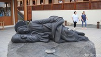 Selain itu ada juga patung Santo Yosef Tidur yang terdapat pada sisi kiri bangunan. Para pengunjung bisa menitipkan intensi doa pada lubang yang ada di bawah patung.