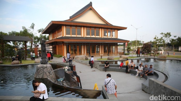 Wisatawan Umat Kristen mengunjungi Taman Doa Our Lady of Akita di PIK 2, Minggu (29/12/2024).