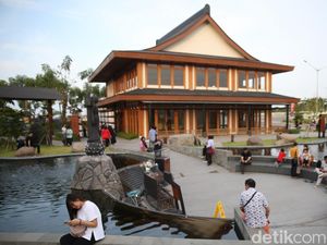 Suasana Taman Doa Our Lady Of Akita PIK Saat Libur Nataru
