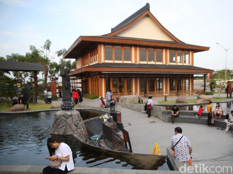 Suasana Taman Doa Our Lady Of Akita PIK Saat Libur Nataru