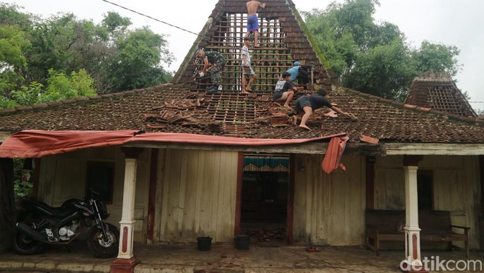 Suasana terkini warga dan relawan memperbaiki rumah rusak akibat puting beliung di Desa Danyangmulyo Kecamatan Winong, Minggu (29/12/2024).