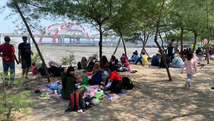 Suasana THP Kenjeran yang ramai pengunjung.