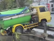 Ban Selip, Truk Tangki Nyangkut di Pembatas Jalan Ring Road Kasihan