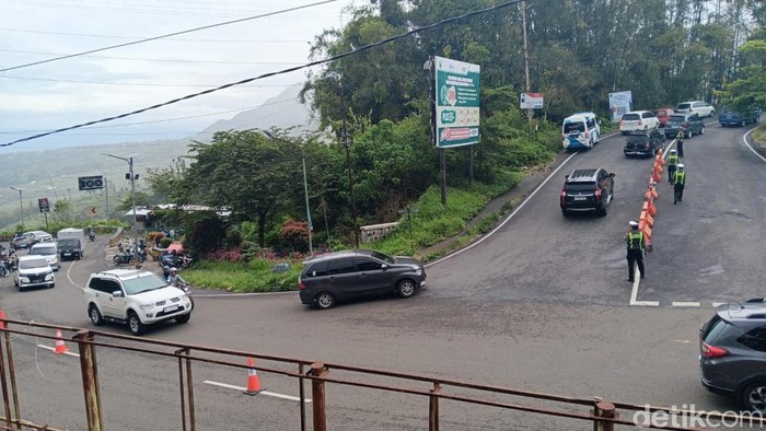 Kepadatan kendaraan saat memasuki Telaga Sarangan Magetan
