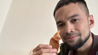 Sukses dengan Strudel Malang, ayah 3 anak ini sekarang tertarik memasarkan roti. Ia menemukan roti yang kualitasnya bagus, tapi dijual hanya Rp 6 ribu. Foto: Instagram teukuwisnu