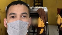 Sebagai bentuk keseriusan berbisnis, Teuku Wisnu bahkan sampai survei ke gerai roti terdekat yang dimaksud. Ia tergiur dengan penjualan roti Rp 6 ribu yang bisa laris 200 buah sehari ini. Foto: Instagram teukuwisnu