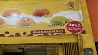Terlihat roti kopi yang ditawarkan punya varian rasa original, vanilla, pisang, keju, sampai Greenkaya. Harganya semakin murah kalau beli 3 karena hanya Rp 16 ribu. Foto: Instagram teukuwisnu