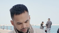 Minum teh di Turki, Teuku Wisnu memilih pemanis yang sehat dan halal. Ia menambahkan pemanis alami berbahan daun stevia murni ke tehnya. Foto: Instagram teukuwisnu