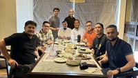 Kalau ini potret pemain sinetron Cinta Fitri ini kumpul makan bareng geng bapak-bapak. Ada Dude Harlino hingga Dimas Seto di sana. Foto: Instagram teukuwisnu